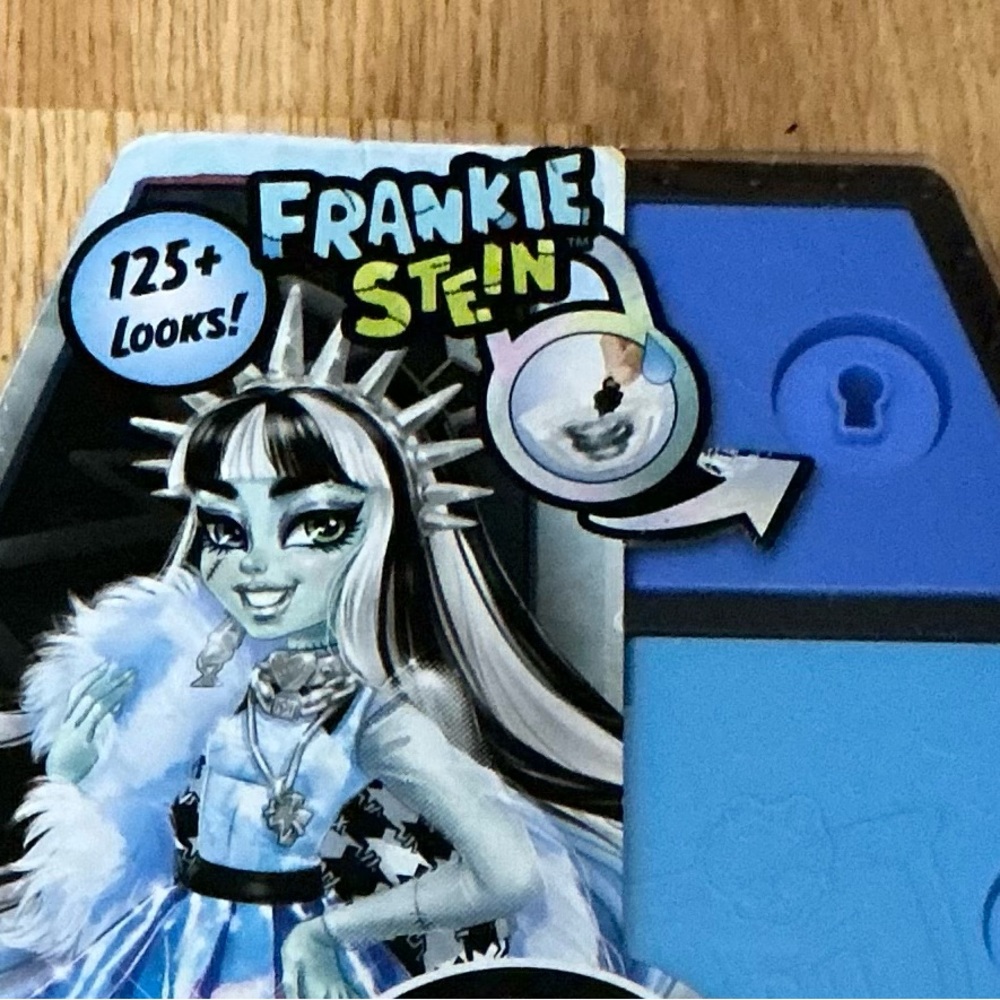 Monster High Skulltimate Secrets Fear Idescent Frankie Stein Set, NIB - Picture 2 of 8
